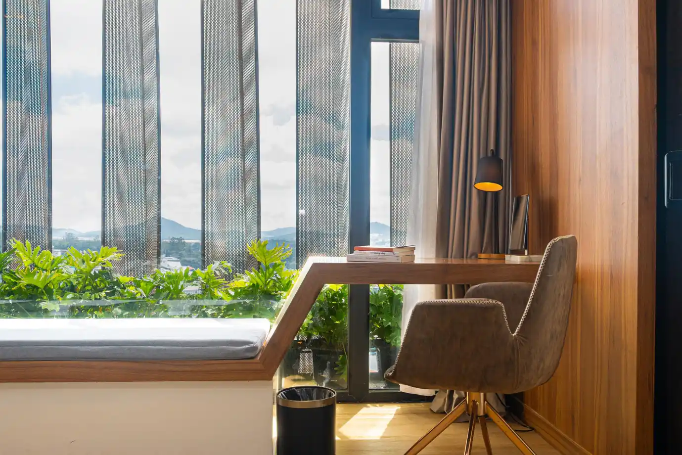 Suite Signature Với Cảnh Thành Phố Và Hồ Quang Cảnh Thành Phố