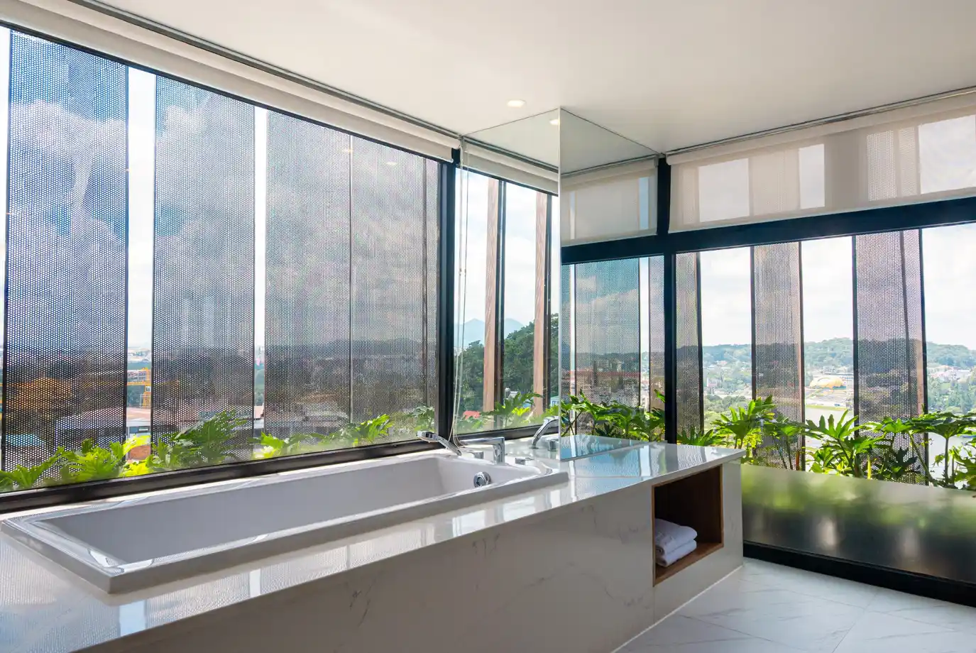 Suite Signature Với Cảnh Thành Phố Và Hồ Quang Cảnh Thành Phố